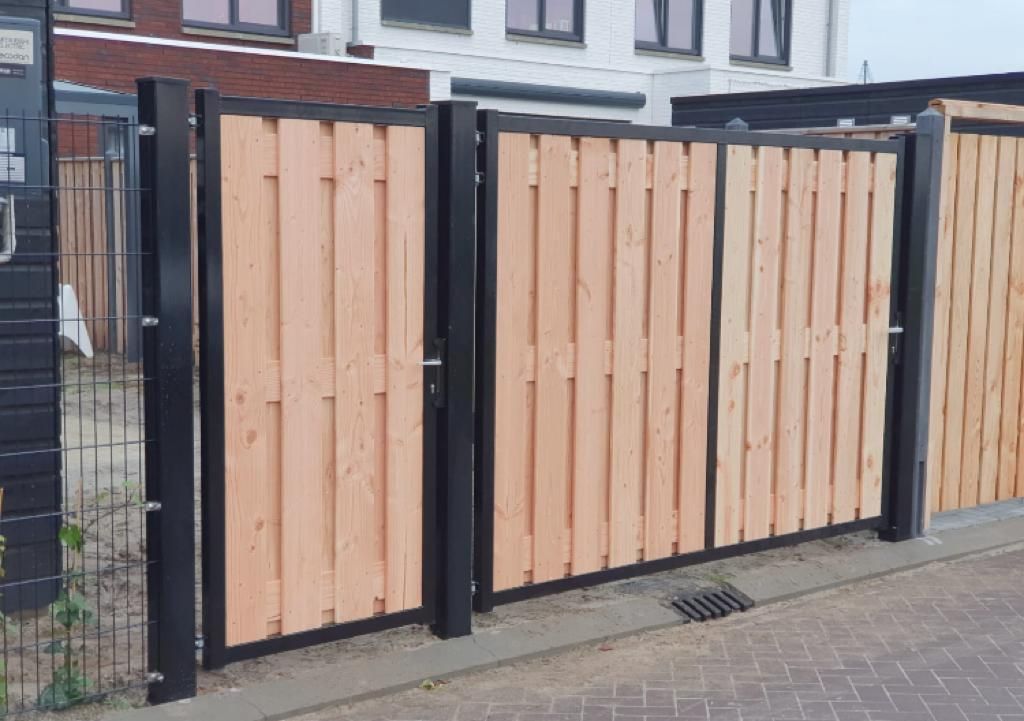 Poortpalen van staal in beton verankerd