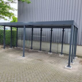 Fietsenstalling geplaatst op betonpoeren