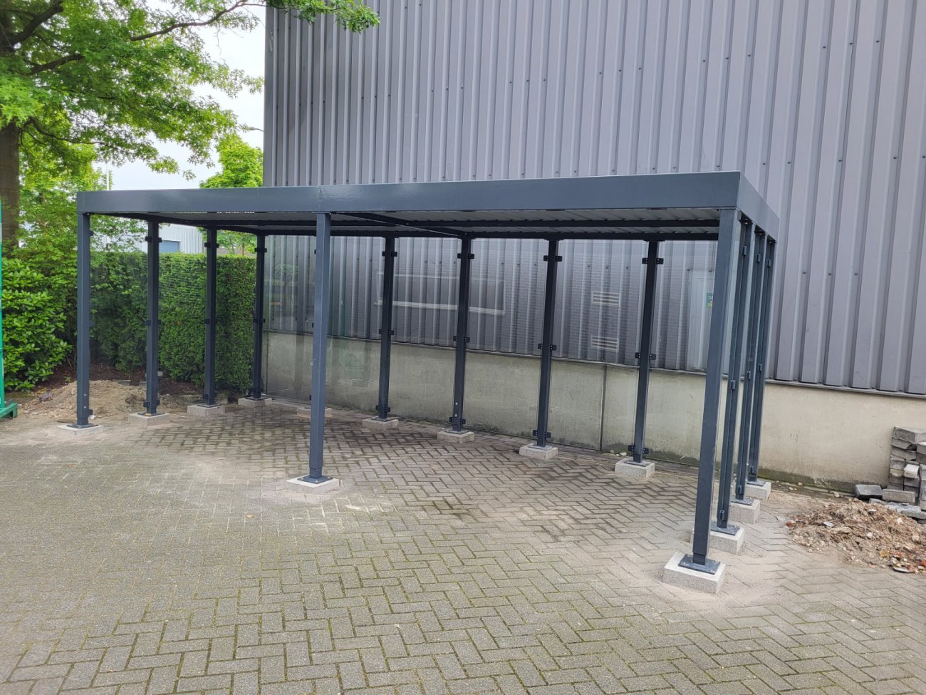 Fietsenstalling geplaatst op betonpoeren