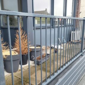 Galerij van een appartementencomplex met stalen hekwerk