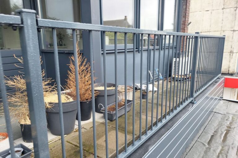 Galerij van een appartementencomplex met stalen hekwerk