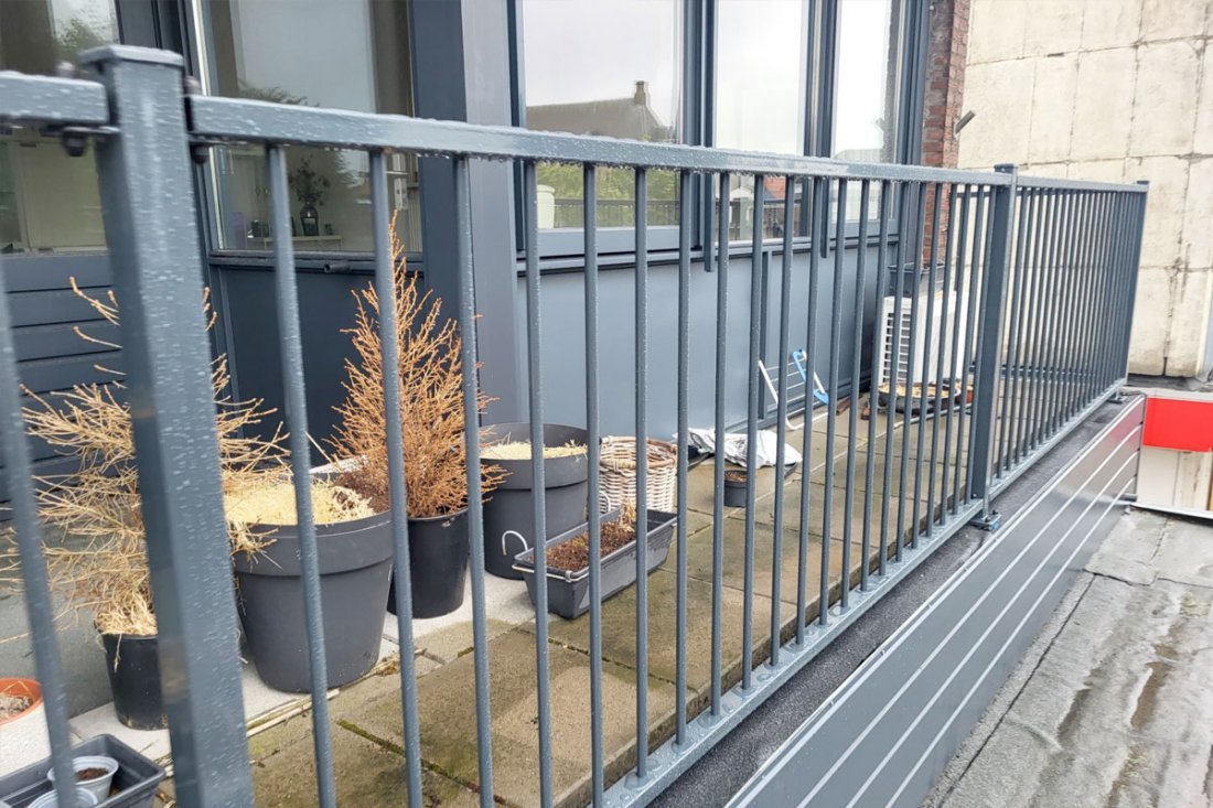 Galerij van een appartementencomplex met stalen hekwerk