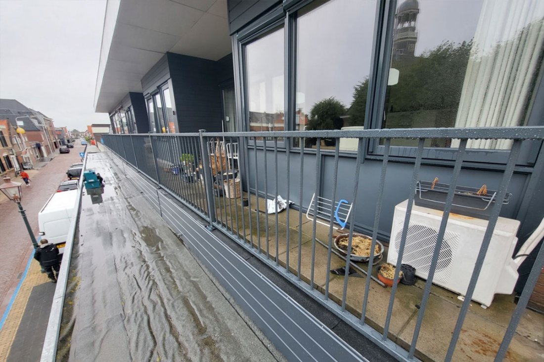 Hekwerk langs een galerij