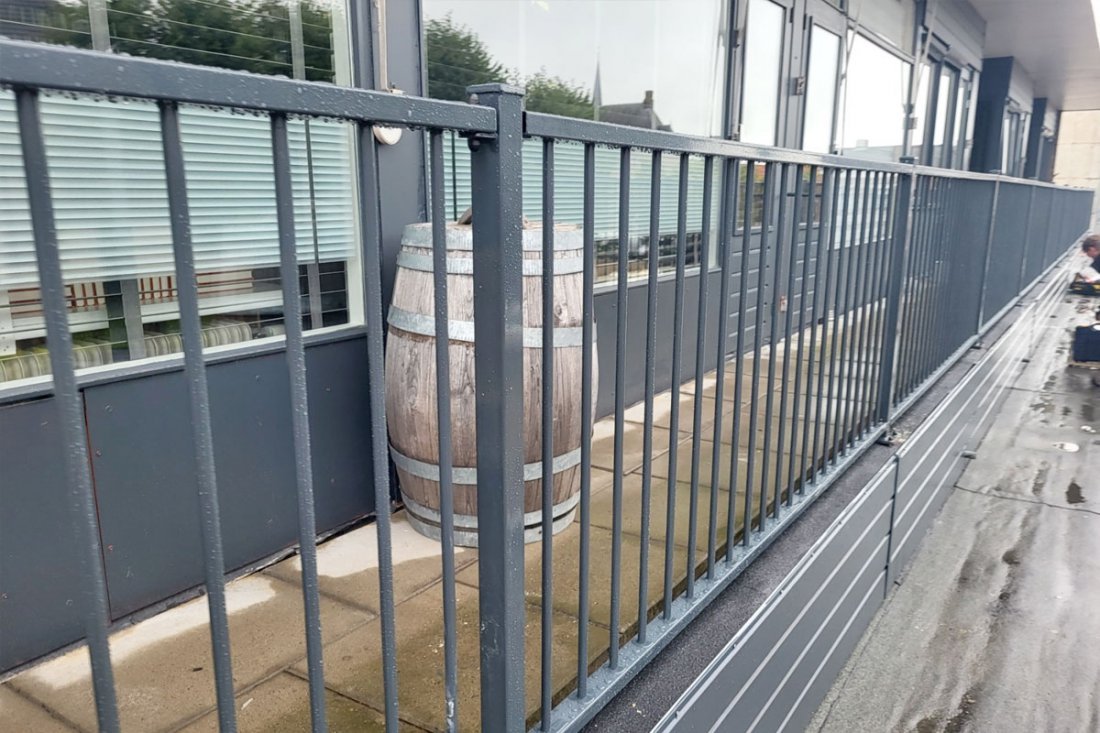 Stalen hekwerk bij een gemeenschappelijke buitenruimte