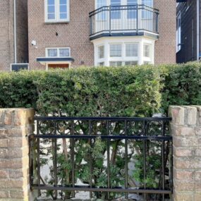 Stalen balustrade met een vloeiende vorm