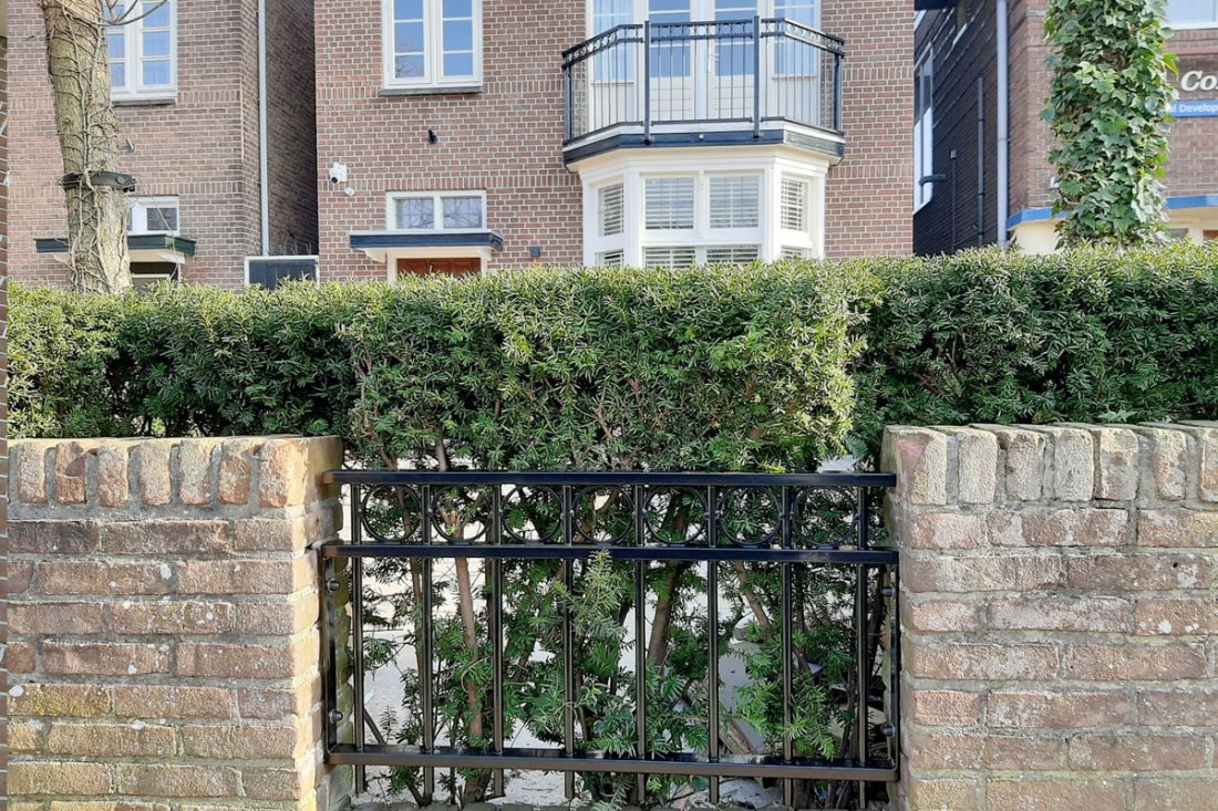 Stalen balustrade met een vloeiende vorm