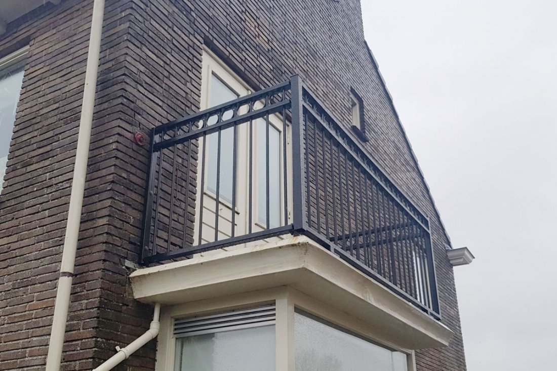 Balustrade die een ronding in de gevel volgt