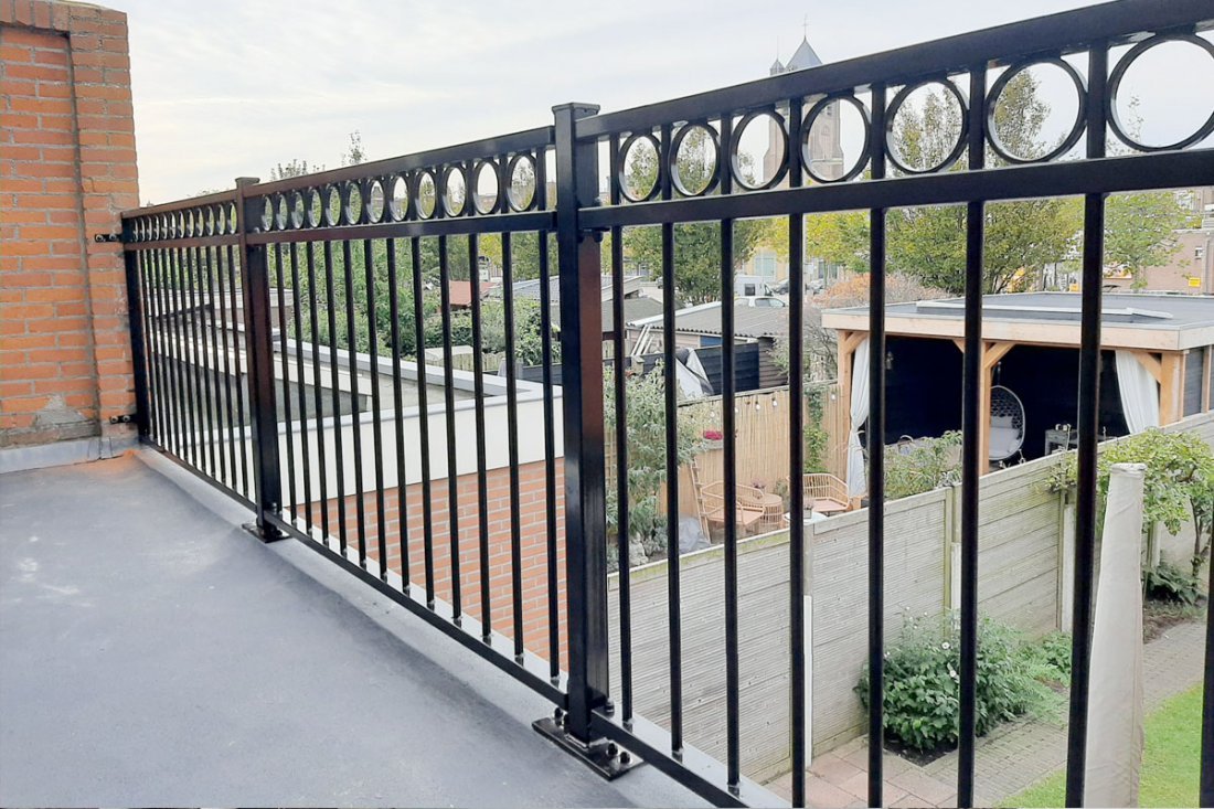 Detail van een gebogen stalen balustrade