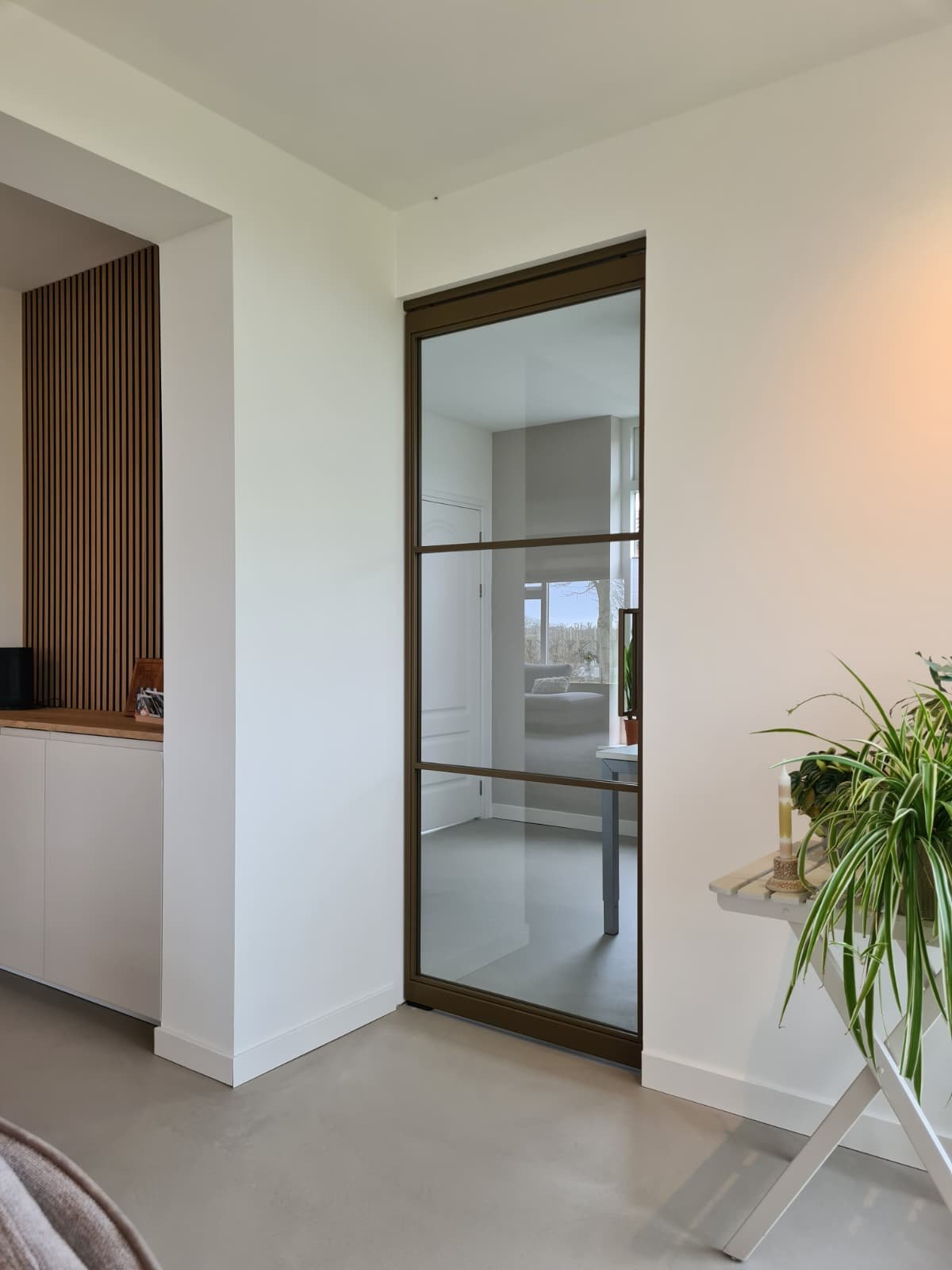 Gesloten stalen deur met glas