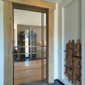 Stalen deur met helder glas