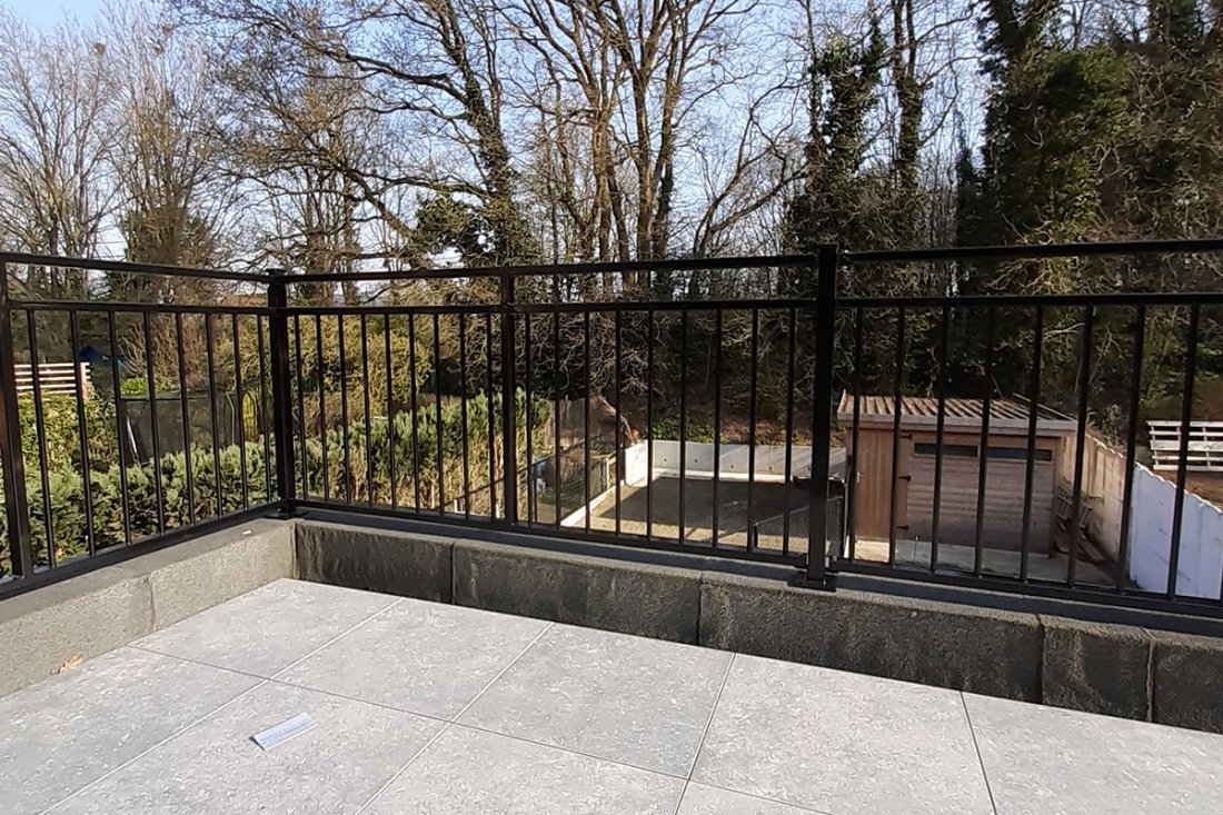Stalen balkonhek met groen op het balkon