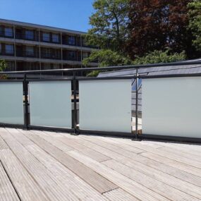 Glazen Balustrade G04 op een balkon