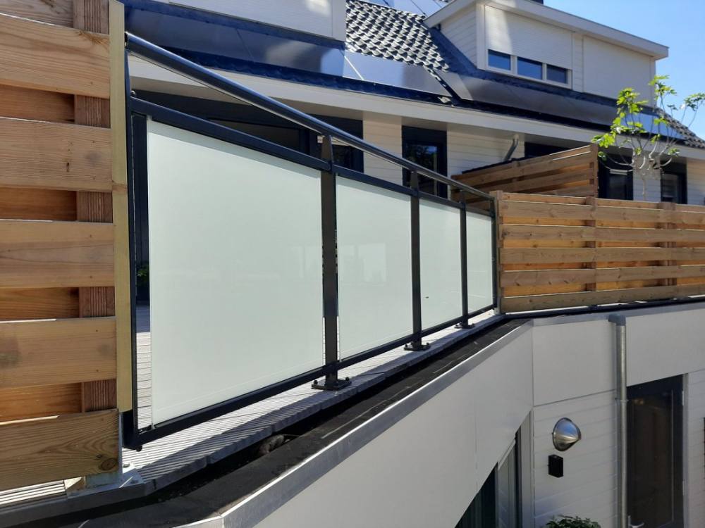 Glazen Balustrade G04 op een balkon