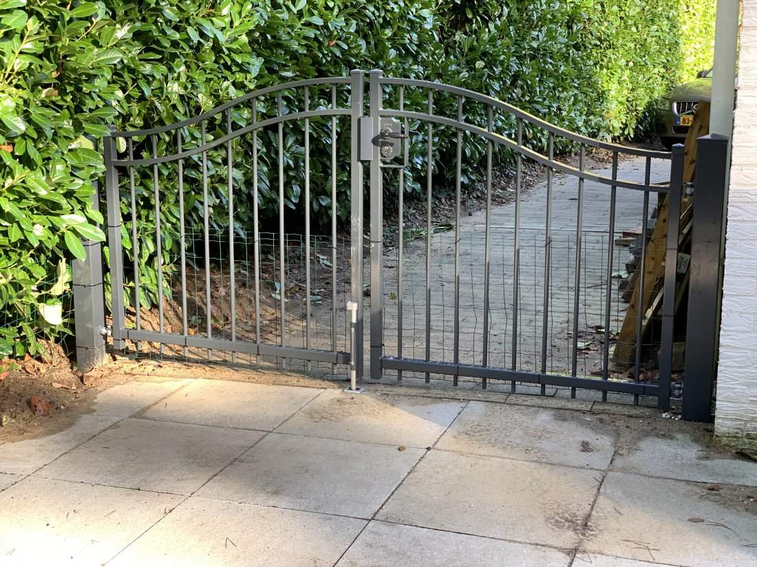 Getoogde stalen poort op maat