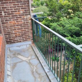 Hoekbalkon met stalen balkonhekwerk