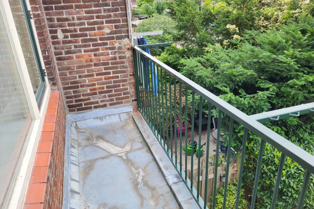 Hoekbalkon met stalen balkonhekwerk