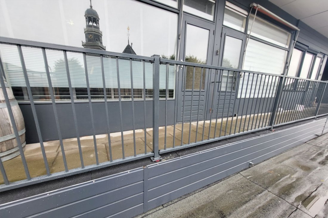 Stalen hekwerk op een balkon met twee zijden