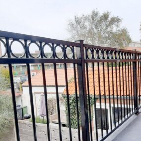 Stalen balustrade op hoogte langs een galerij