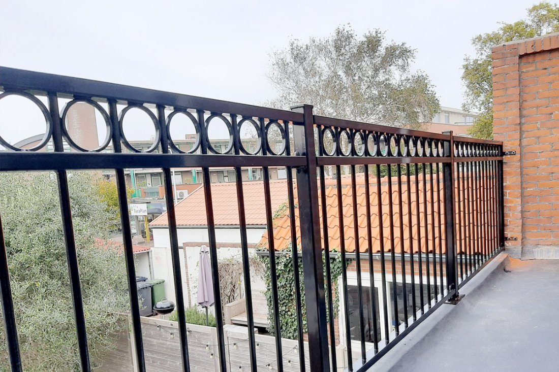 Stalen balustrade op hoogte langs een galerij