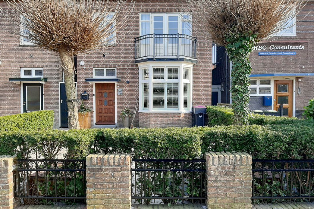 Hoogte van een stalen balustrade bij een dakterras