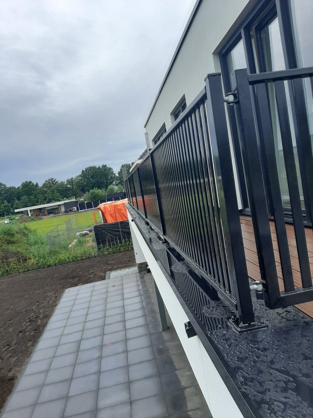 Stalen balustrade met handregel op de juiste hoogte