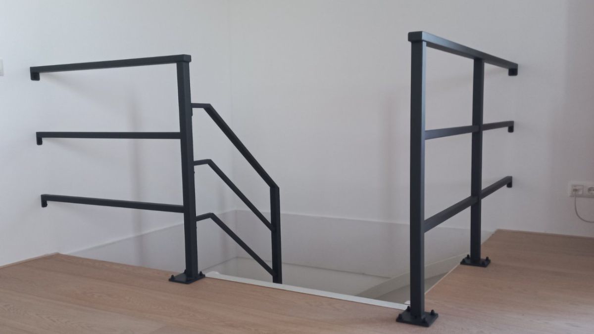 Stalen leuning in zwarte structuurcoating