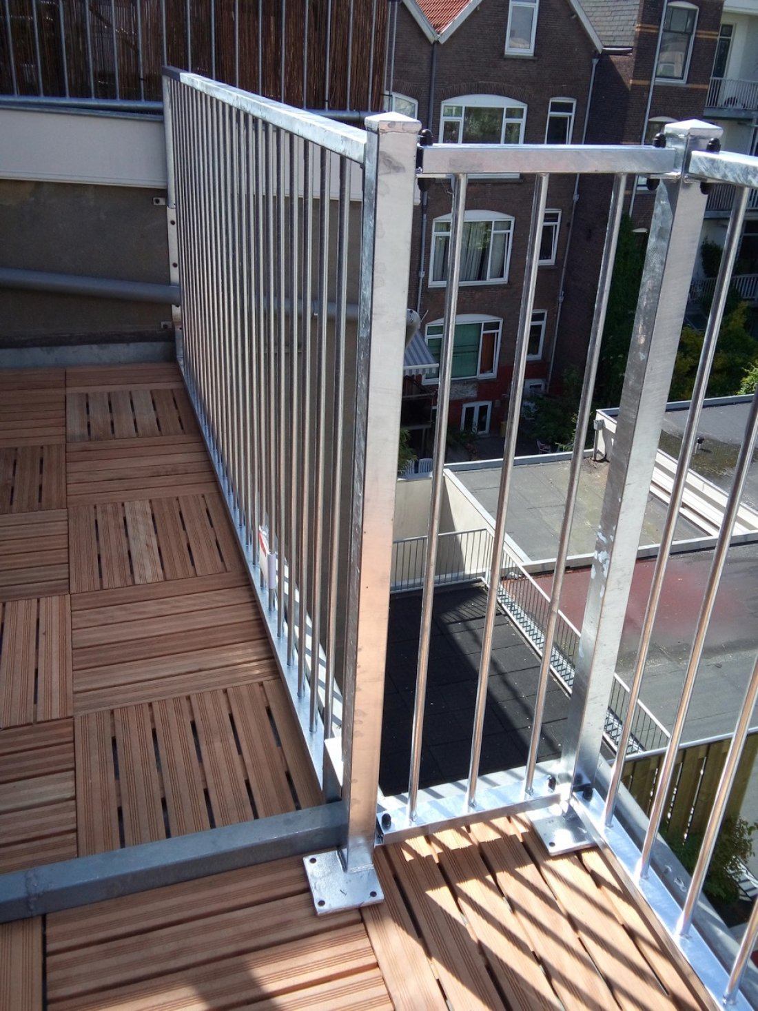 Stalen balustrade met warme houten afwerking