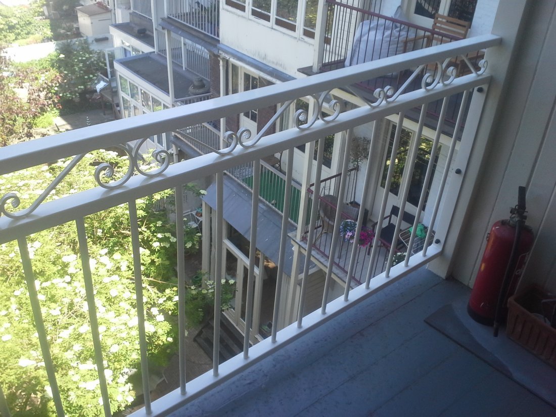 Detail van een leuning op een stalen balustrade