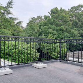 Balkonhek met privacyvulling langs een balkon