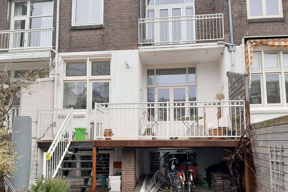 Balkon met een halfopen hekwerk
