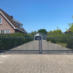 Inrijpoort met verticale spijlen