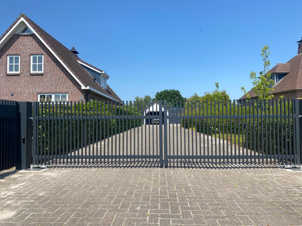 Inrijpoort met verticale spijlen