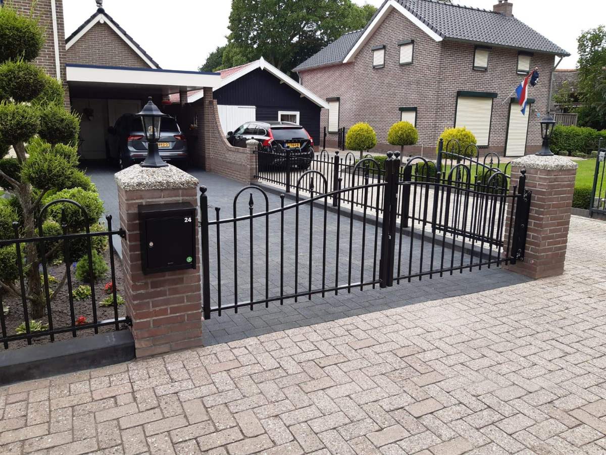 Stalen poort met onderregel