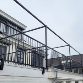 Smal balkon met een stalen balkonhek