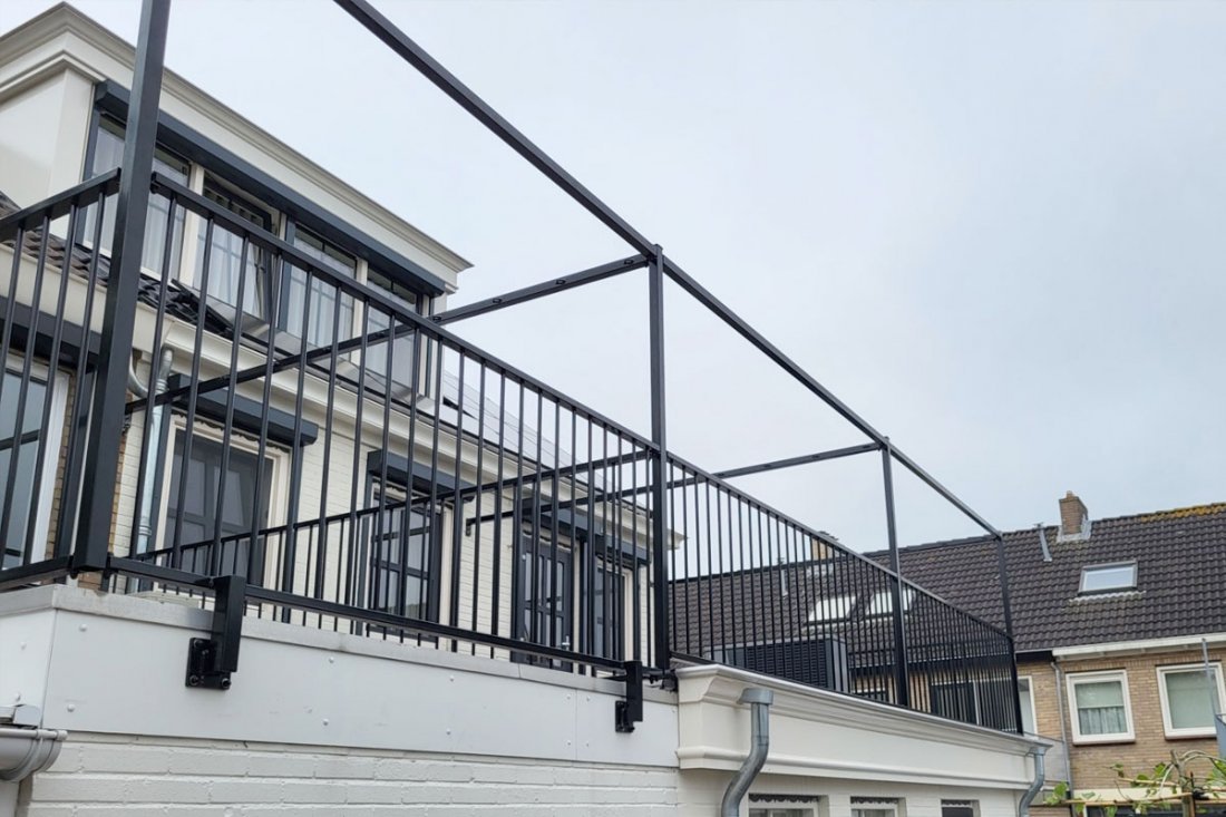 Smal balkon met een stalen balkonhek