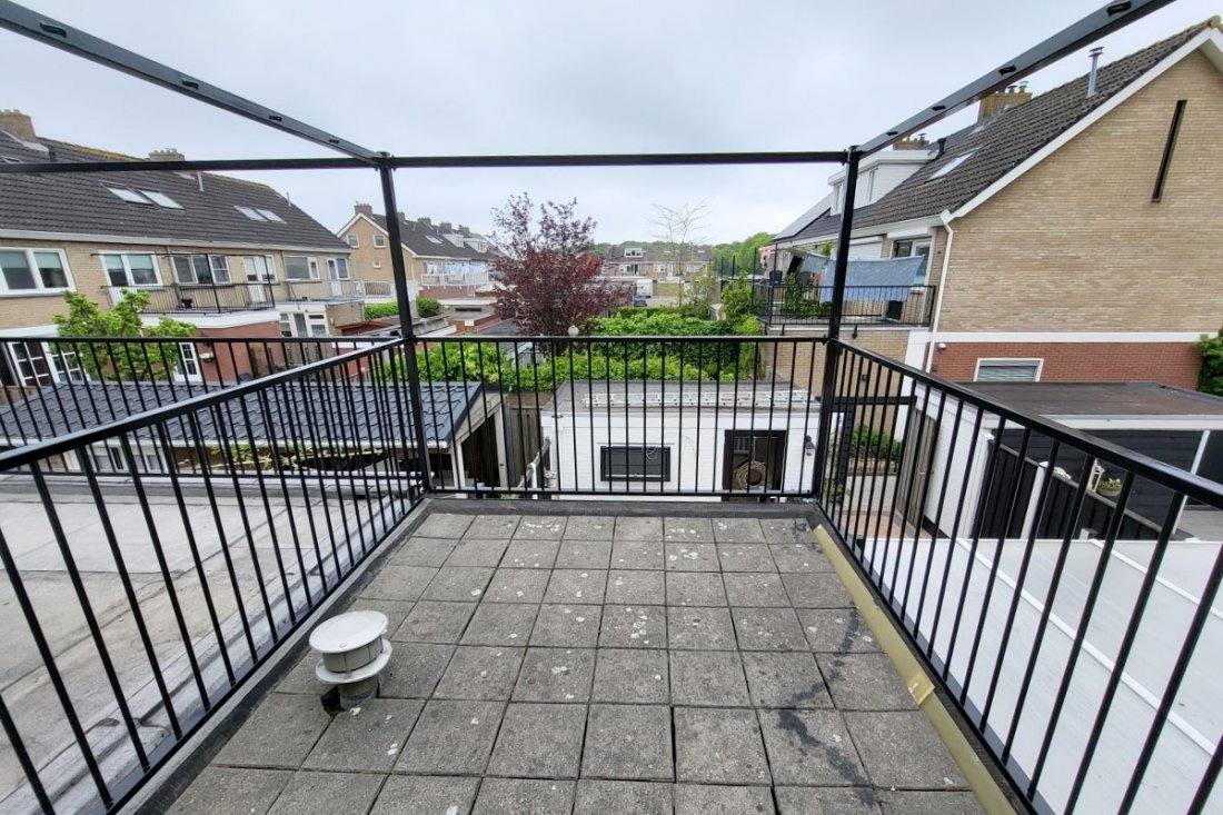 Compact balkon met strak hekwerk