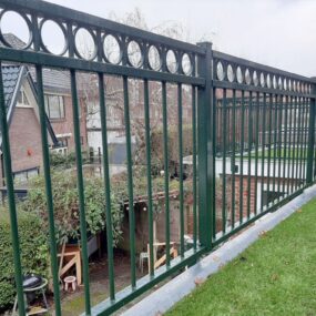 Balustrade met lamellen langs een balkon