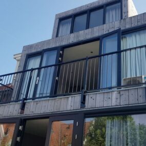Stalen balustrade met strak afgewerkte lasverbindingen