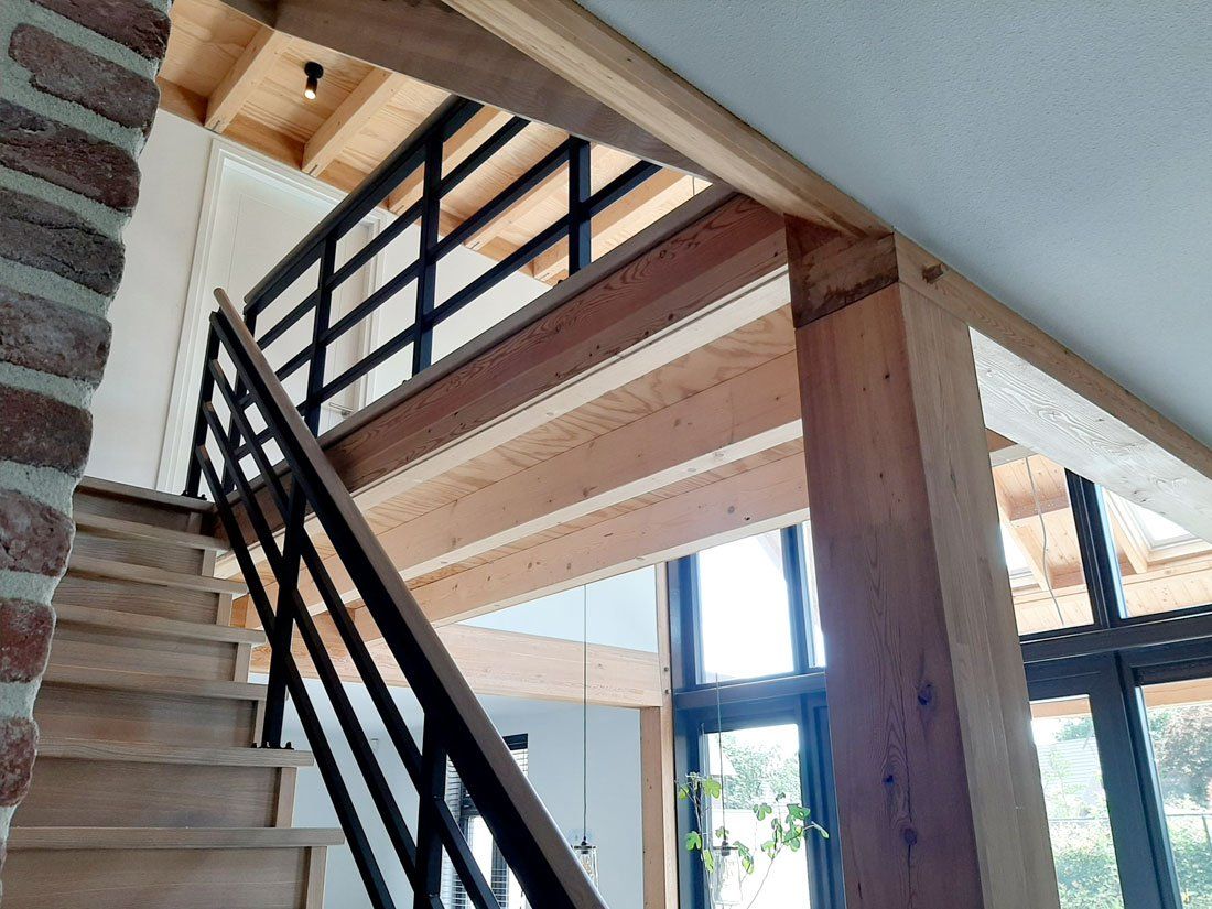 Stalen leuning met houten handregel