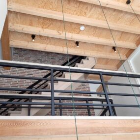 Stalen leuning met houten handregel