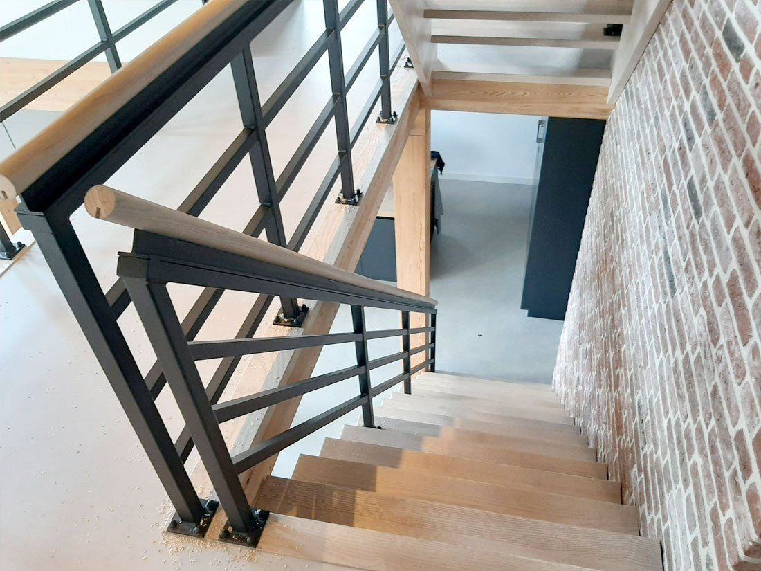 Stalen leuning met houten handregel