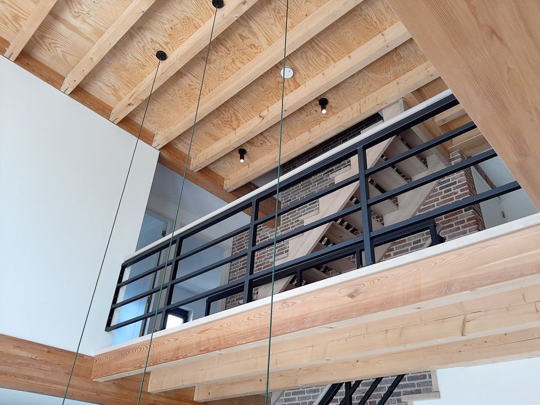 Stalen leuning met houten handregel