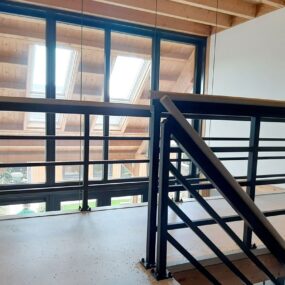 Stalen leuning met houten handregel