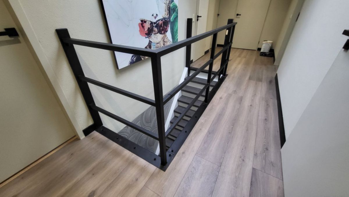 Leuningwerk rond een trapgat