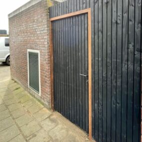 Stalen poortframe met houten vulling