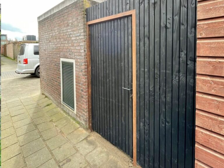 Stalen poortframe met houten vulling