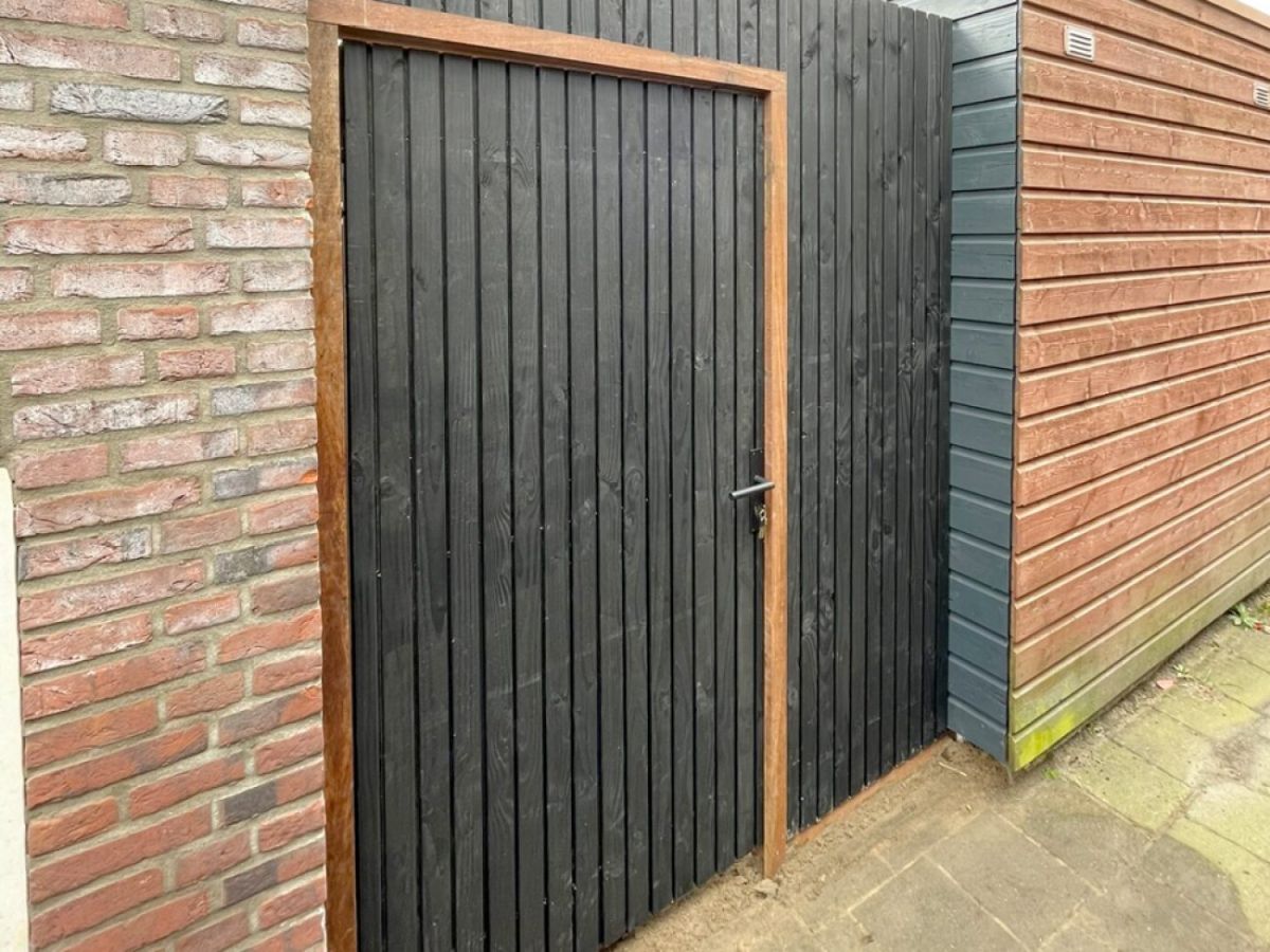 Stalen poortframe met houten vulling