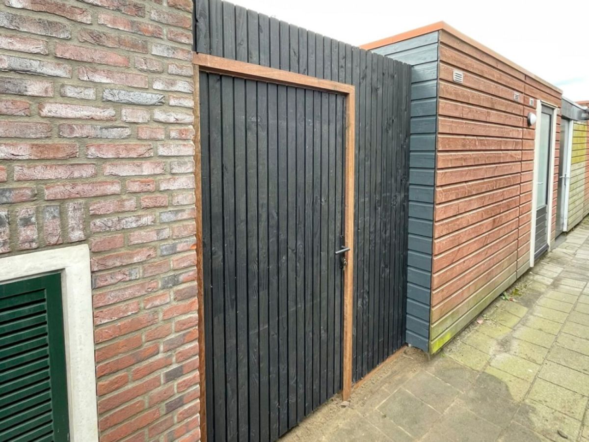 Stalen poortframe met houten vulling