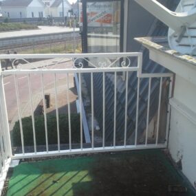 Stalen balustrade klaar voor montage op een balkon