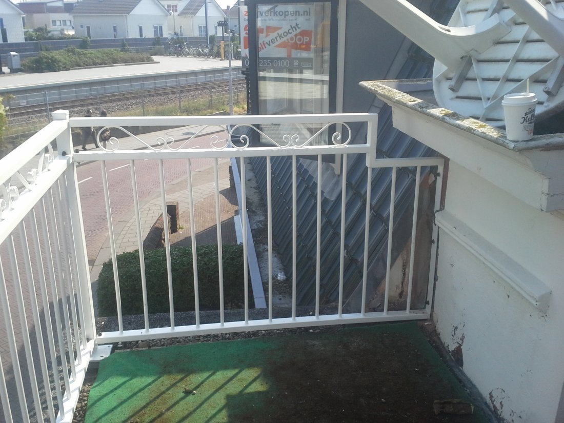 Stalen balustrade klaar voor montage op een balkon